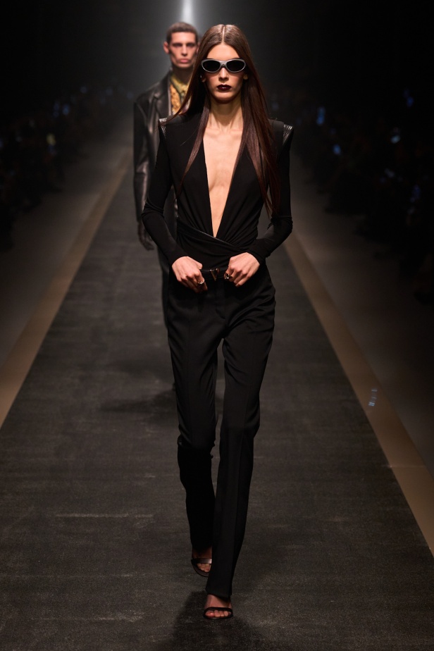 مجموعة Versace لخريف وشتاء 2025: دوناتيلا تستوحي من "فيرساتشي هوم" لإطلالات ساحرة