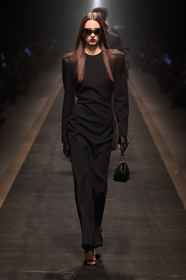 مجموعة Versace لخريف وشتاء 2025: دوناتيلا تستوحي من "فيرساتشي هوم" لإطلالات ساحرة