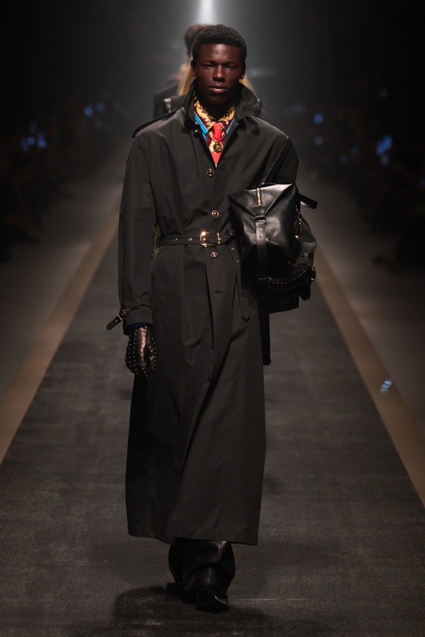 مجموعة Versace لخريف وشتاء 2025: دوناتيلا تستوحي من "فيرساتشي هوم" لإطلالات ساحرة