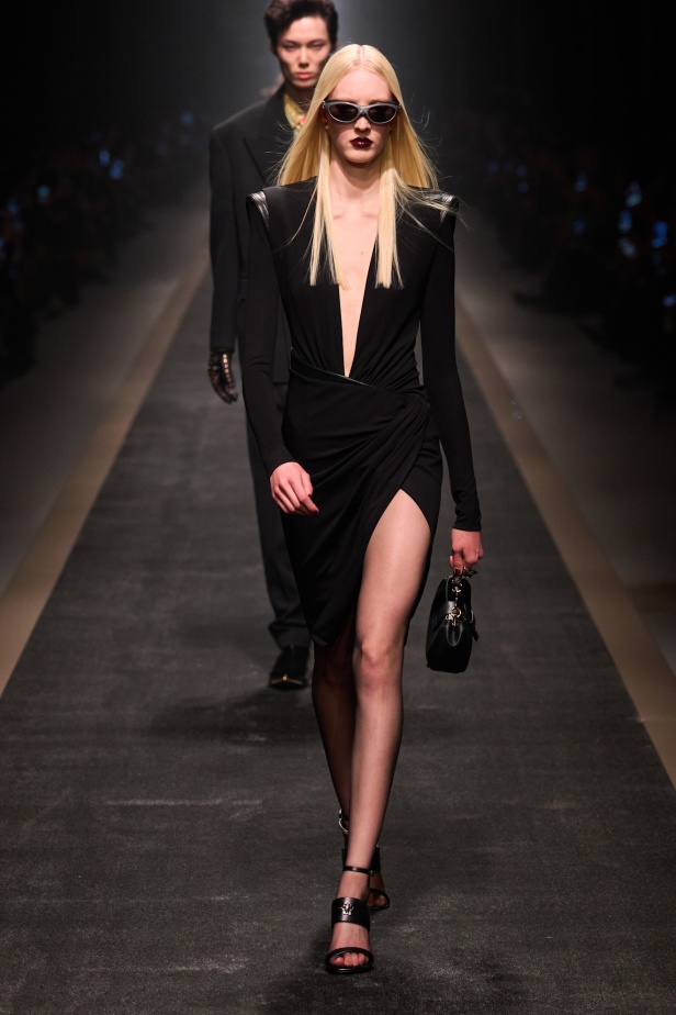 مجموعة Versace لخريف وشتاء 2025: دوناتيلا تستوحي من "فيرساتشي هوم" لإطلالات ساحرة