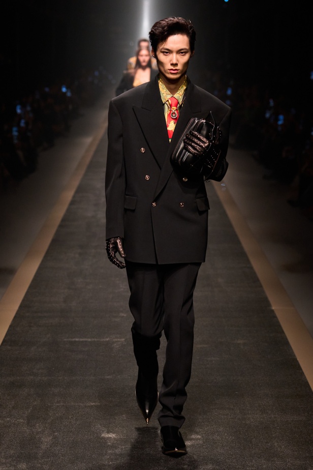 مجموعة Versace لخريف وشتاء 2025: دوناتيلا تستوحي من "فيرساتشي هوم" لإطلالات ساحرة