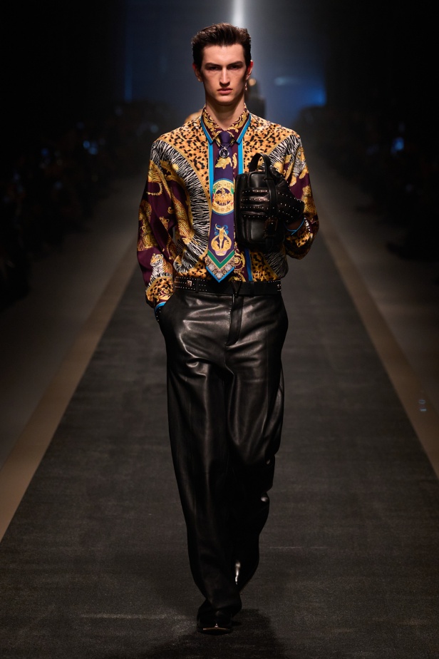 مجموعة Versace لخريف وشتاء 2025: دوناتيلا تستوحي من "فيرساتشي هوم" لإطلالات ساحرة