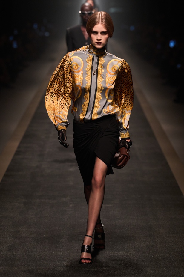 مجموعة Versace لخريف وشتاء 2025: دوناتيلا تستوحي من "فيرساتشي هوم" لإطلالات ساحرة