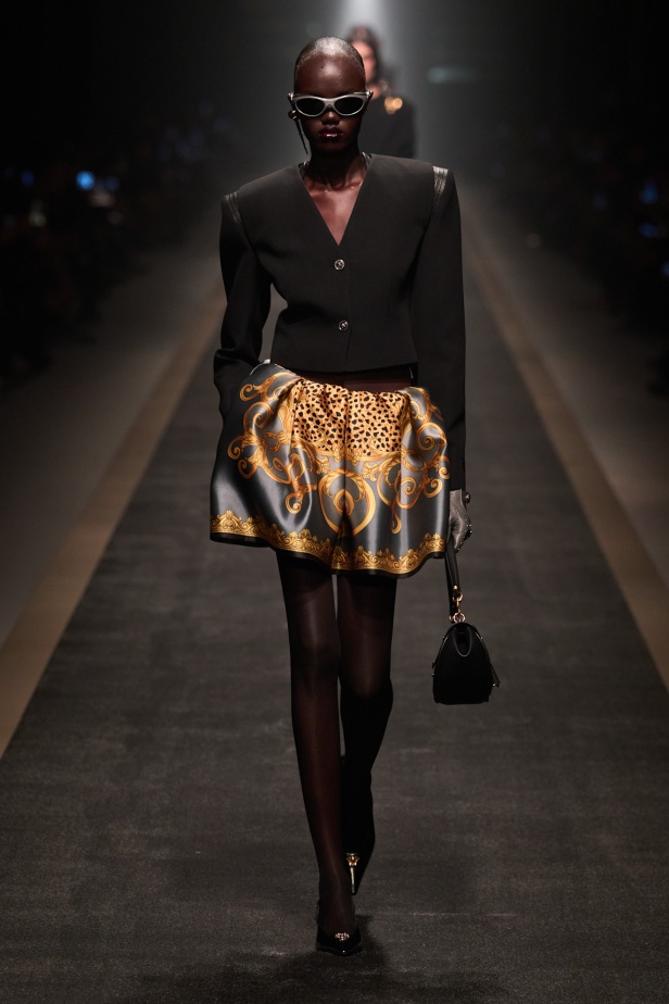 مجموعة Versace لخريف وشتاء 2025: دوناتيلا تستوحي من "فيرساتشي هوم" لإطلالات ساحرة
