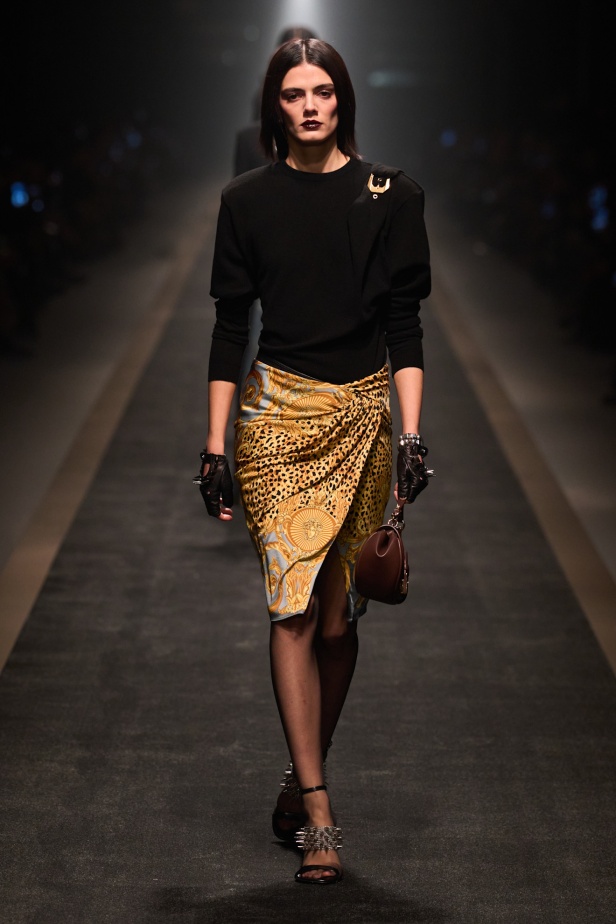 مجموعة Versace لخريف وشتاء 2025: دوناتيلا تستوحي من "فيرساتشي هوم" لإطلالات ساحرة
