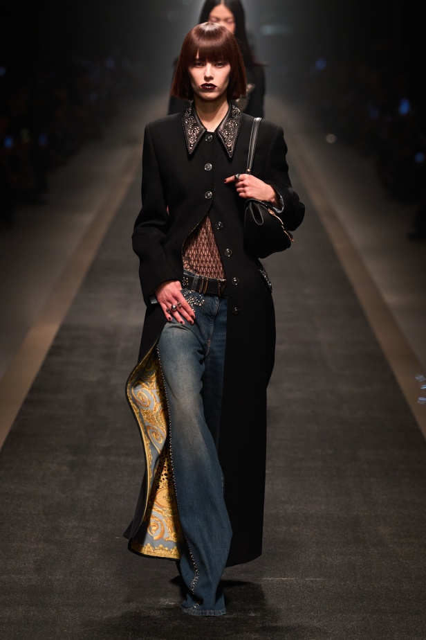 مجموعة Versace لخريف وشتاء 2025: دوناتيلا تستوحي من "فيرساتشي هوم" لإطلالات ساحرة