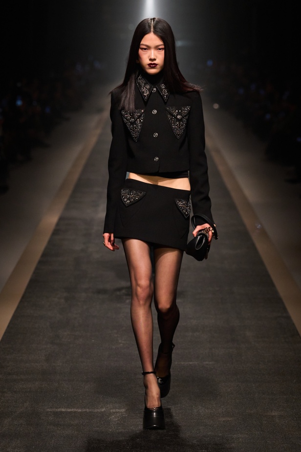 مجموعة Versace لخريف وشتاء 2025: دوناتيلا تستوحي من "فيرساتشي هوم" لإطلالات ساحرة