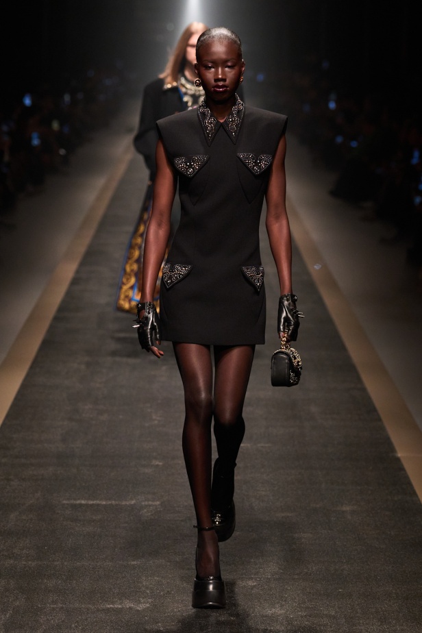 مجموعة Versace لخريف وشتاء 2025: دوناتيلا تستوحي من "فيرساتشي هوم" لإطلالات ساحرة