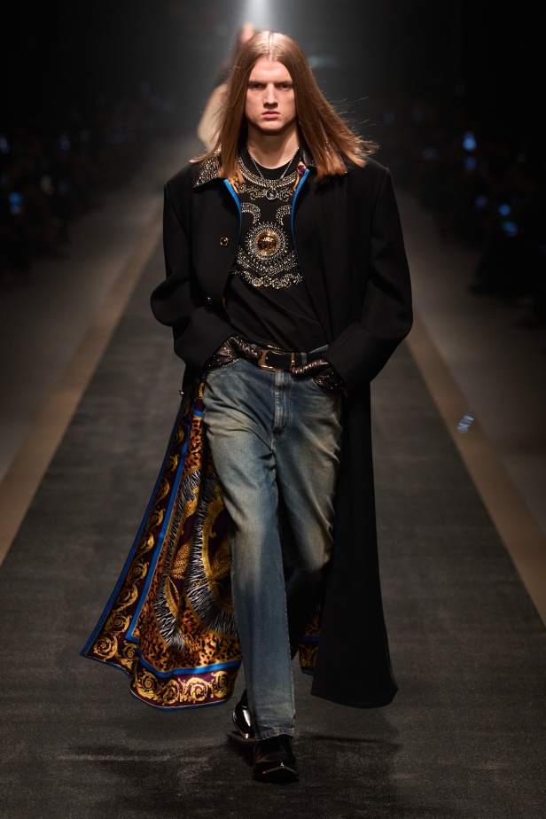 مجموعة Versace لخريف وشتاء 2025: دوناتيلا تستوحي من "فيرساتشي هوم" لإطلالات ساحرة