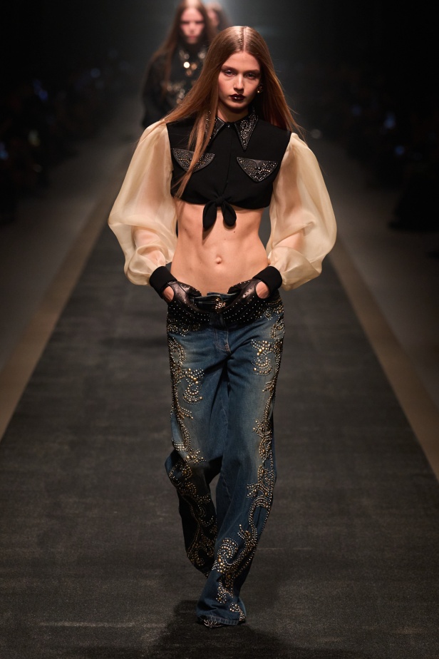 مجموعة Versace لخريف وشتاء 2025: دوناتيلا تستوحي من "فيرساتشي هوم" لإطلالات ساحرة