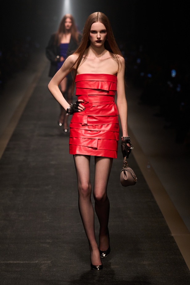 مجموعة Versace لخريف وشتاء 2025: دوناتيلا تستوحي من "فيرساتشي هوم" لإطلالات ساحرة