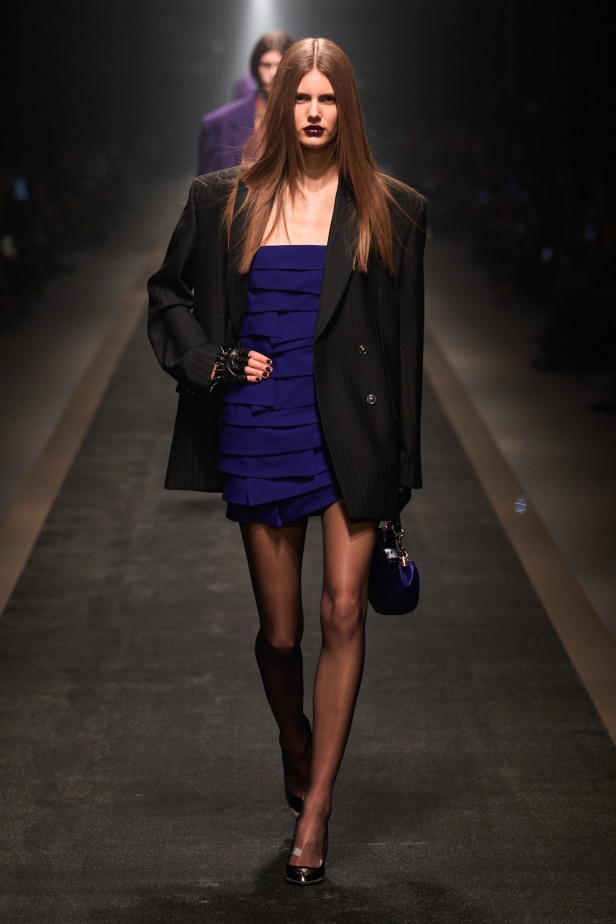 مجموعة Versace لخريف وشتاء 2025: دوناتيلا تستوحي من "فيرساتشي هوم" لإطلالات ساحرة