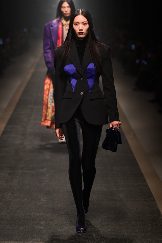 مجموعة Versace لخريف وشتاء 2025: دوناتيلا تستوحي من "فيرساتشي هوم" لإطلالات ساحرة