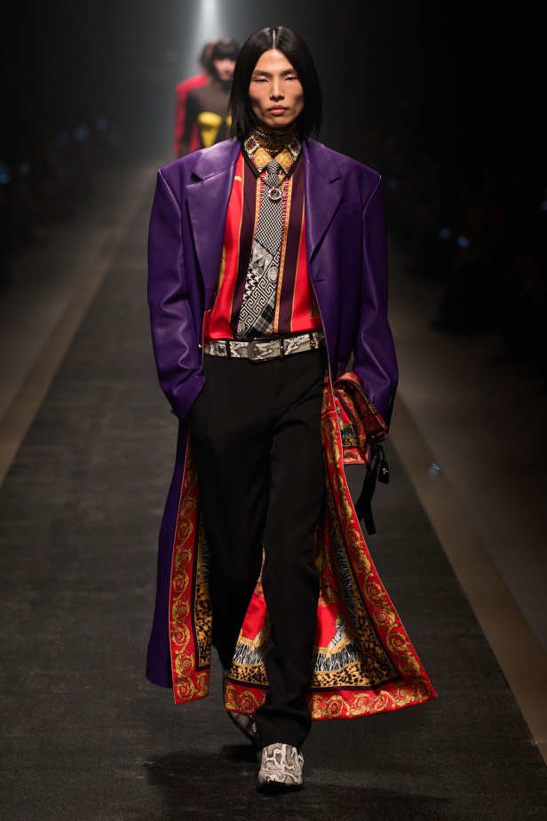 مجموعة Versace لخريف وشتاء 2025: دوناتيلا تستوحي من "فيرساتشي هوم" لإطلالات ساحرة