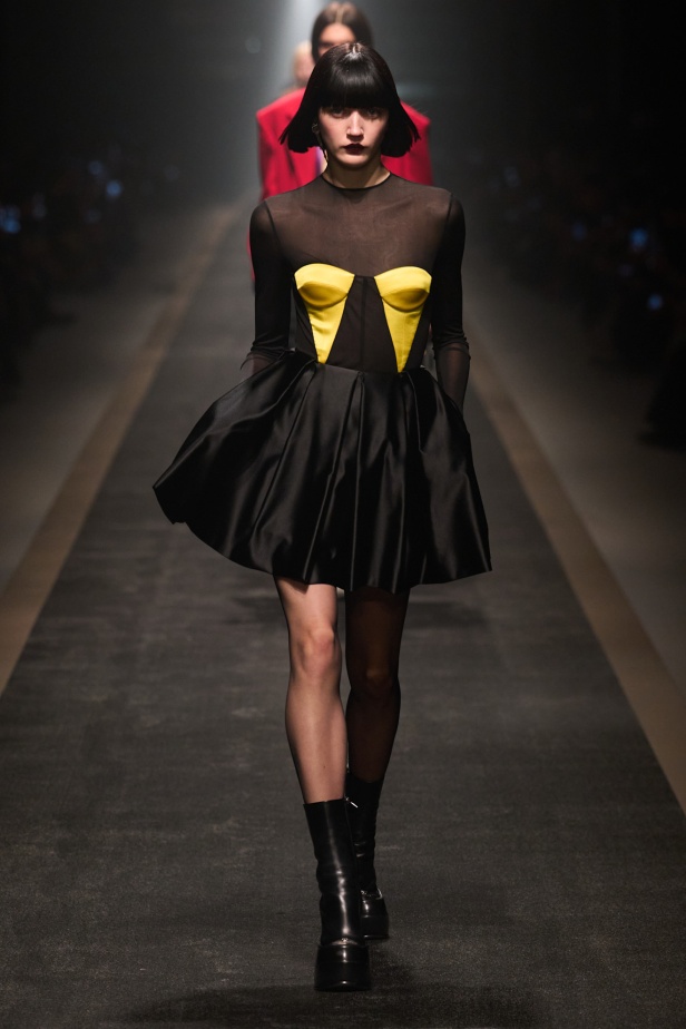 مجموعة Versace لخريف وشتاء 2025: دوناتيلا تستوحي من "فيرساتشي هوم" لإطلالات ساحرة