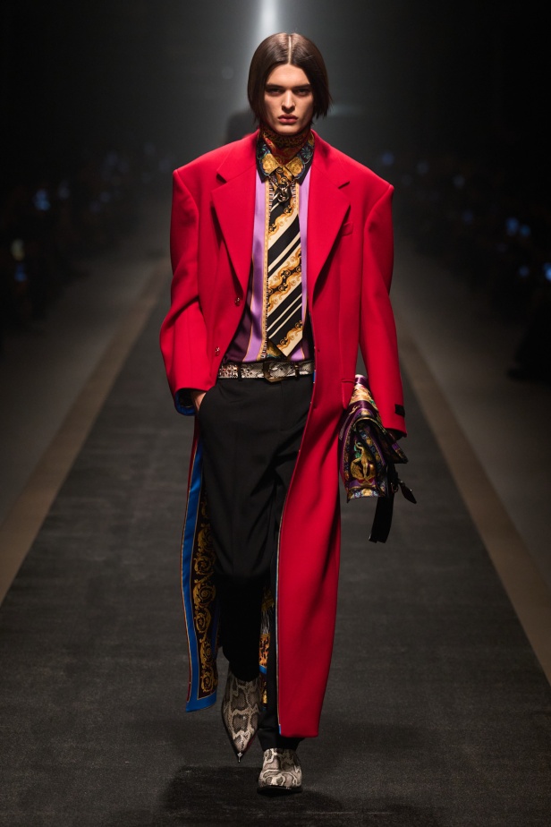 مجموعة Versace لخريف وشتاء 2025: دوناتيلا تستوحي من "فيرساتشي هوم" لإطلالات ساحرة