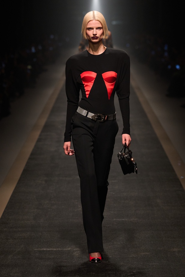 مجموعة Versace لخريف وشتاء 2025: دوناتيلا تستوحي من "فيرساتشي هوم" لإطلالات ساحرة