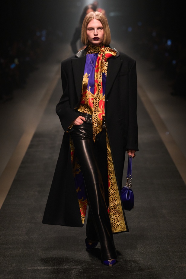 مجموعة Versace لخريف وشتاء 2025: دوناتيلا تستوحي من "فيرساتشي هوم" لإطلالات ساحرة