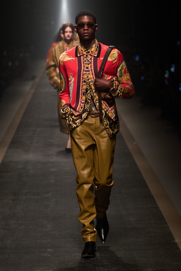 مجموعة Versace لخريف وشتاء 2025: دوناتيلا تستوحي من "فيرساتشي هوم" لإطلالات ساحرة
