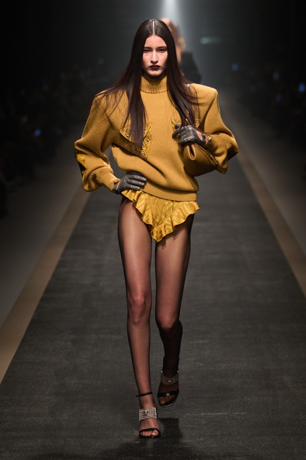 مجموعة Versace لخريف وشتاء 2025: دوناتيلا تستوحي من "فيرساتشي هوم" لإطلالات ساحرة