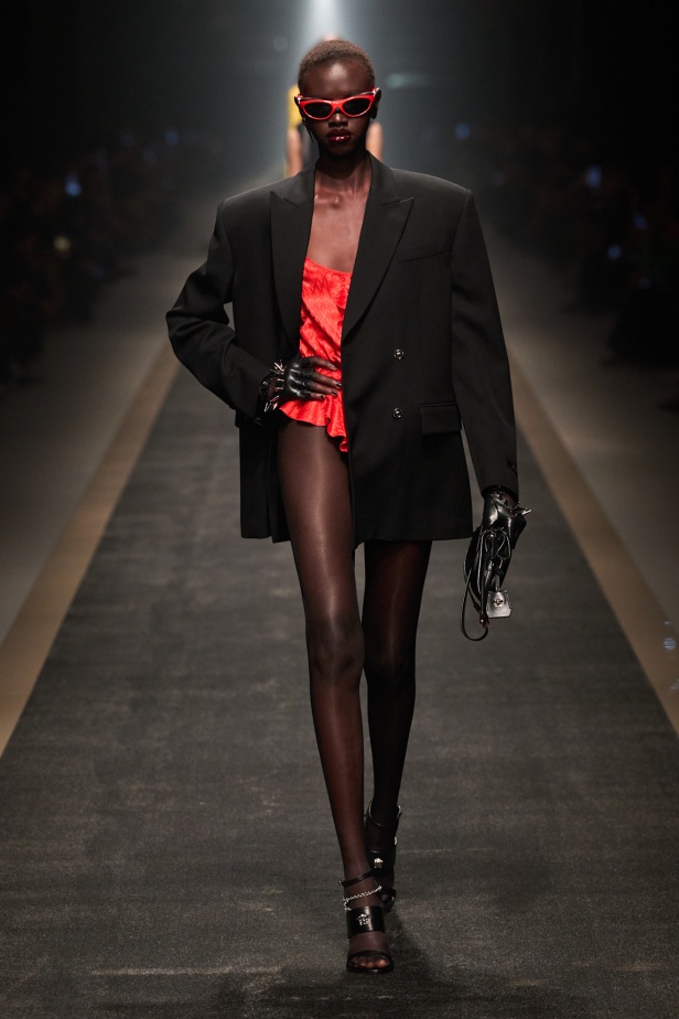 مجموعة Versace لخريف وشتاء 2025: دوناتيلا تستوحي من "فيرساتشي هوم" لإطلالات ساحرة