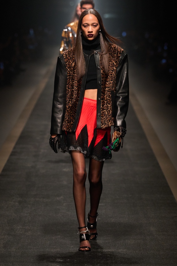 مجموعة Versace لخريف وشتاء 2025: دوناتيلا تستوحي من "فيرساتشي هوم" لإطلالات ساحرة