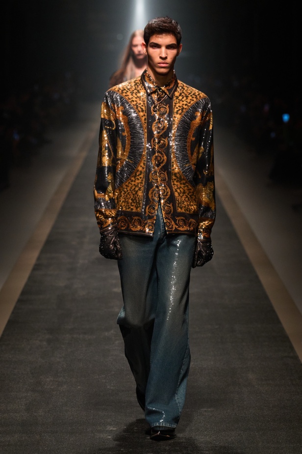 مجموعة Versace لخريف وشتاء 2025: دوناتيلا تستوحي من "فيرساتشي هوم" لإطلالات ساحرة
