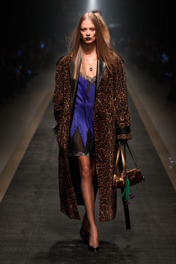 مجموعة Versace لخريف وشتاء 2025: دوناتيلا تستوحي من "فيرساتشي هوم" لإطلالات ساحرة