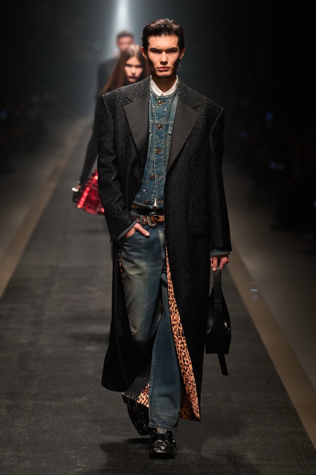 مجموعة Versace لخريف وشتاء 2025: دوناتيلا تستوحي من "فيرساتشي هوم" لإطلالات ساحرة