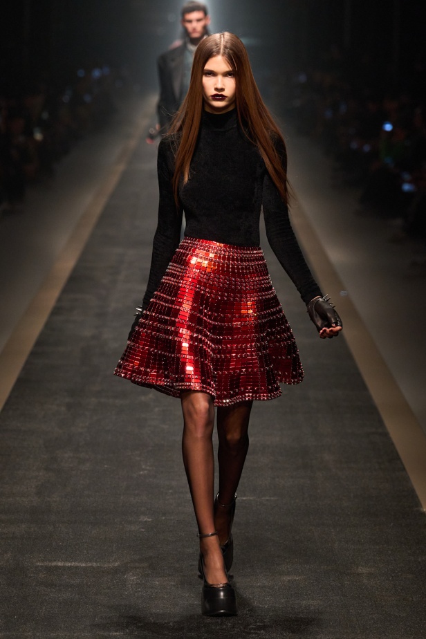 مجموعة Versace لخريف وشتاء 2025: دوناتيلا تستوحي من "فيرساتشي هوم" لإطلالات ساحرة