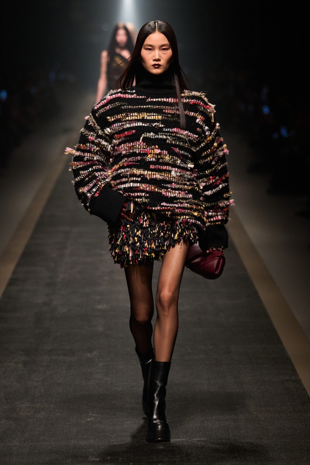 مجموعة Versace لخريف وشتاء 2025: دوناتيلا تستوحي من "فيرساتشي هوم" لإطلالات ساحرة