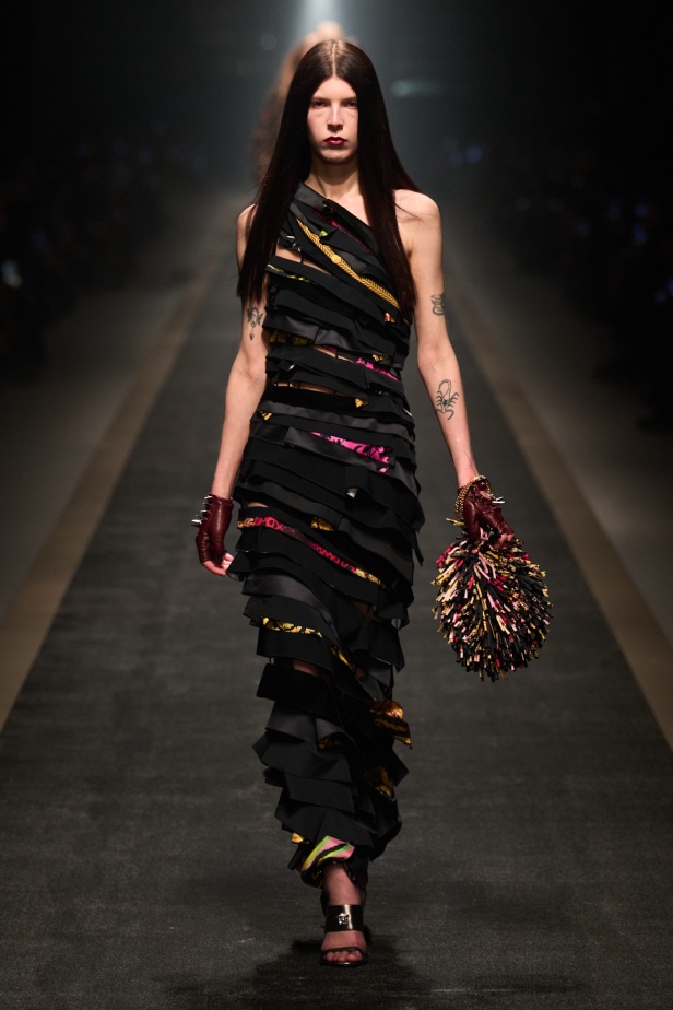 مجموعة Versace لخريف وشتاء 2025: دوناتيلا تستوحي من "فيرساتشي هوم" لإطلالات ساحرة