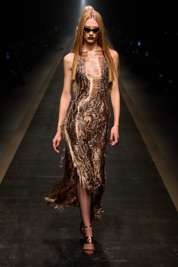 مجموعة Versace لخريف وشتاء 2025: دوناتيلا تستوحي من "فيرساتشي هوم" لإطلالات ساحرة