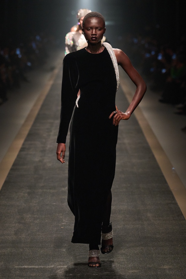 مجموعة Versace لخريف وشتاء 2025: دوناتيلا تستوحي من "فيرساتشي هوم" لإطلالات ساحرة