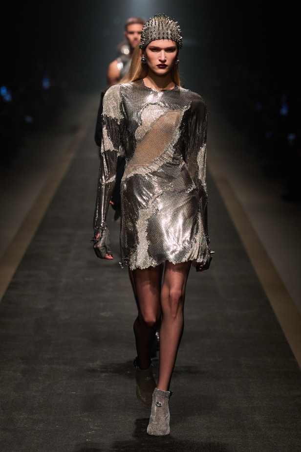 مجموعة Versace لخريف وشتاء 2025: دوناتيلا تستوحي من "فيرساتشي هوم" لإطلالات ساحرة