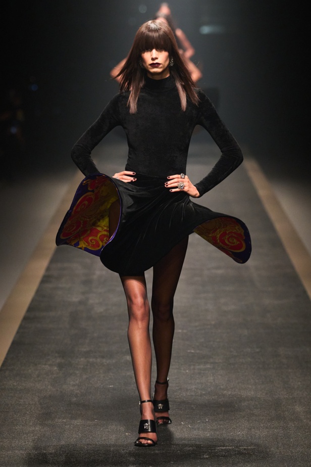 مجموعة Versace لخريف وشتاء 2025: دوناتيلا تستوحي من "فيرساتشي هوم" لإطلالات ساحرة