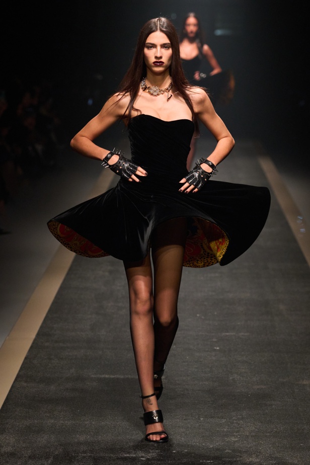 مجموعة Versace لخريف وشتاء 2025: دوناتيلا تستوحي من "فيرساتشي هوم" لإطلالات ساحرة