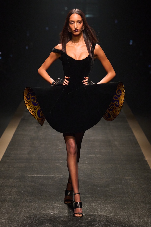 مجموعة Versace لخريف وشتاء 2025: دوناتيلا تستوحي من "فيرساتشي هوم" لإطلالات ساحرة