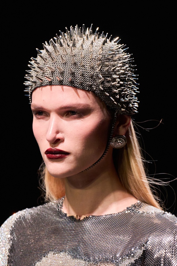 مجموعة Versace لخريف وشتاء 2025: دوناتيلا تستوحي من "فيرساتشي هوم" لإطلالات ساحرة