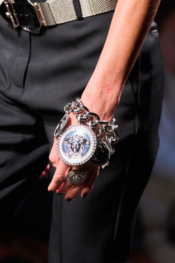 مجموعة Versace لخريف وشتاء 2025: دوناتيلا تستوحي من "فيرساتشي هوم" لإطلالات ساحرة