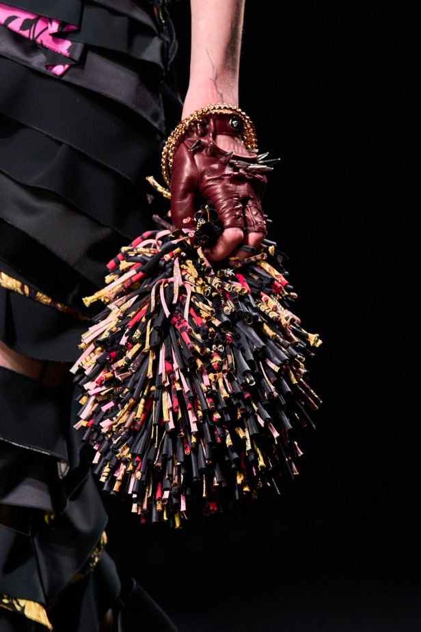 مجموعة Versace لخريف وشتاء 2025: دوناتيلا تستوحي من "فيرساتشي هوم" لإطلالات ساحرة