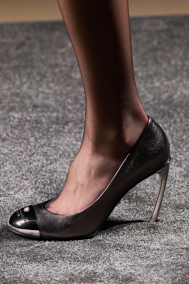 مجموعة Versace لخريف وشتاء 2025: دوناتيلا تستوحي من "فيرساتشي هوم" لإطلالات ساحرة