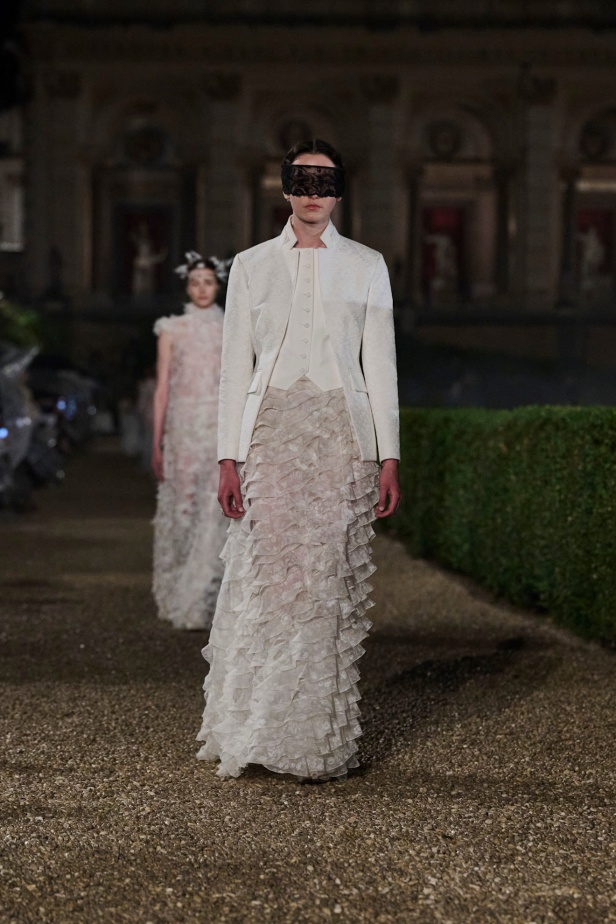 مجموعة Dior Cruise لعام 2026 تتخطى التوقعات.. تصاميم رومانسية مع بصمة الدار العريقة