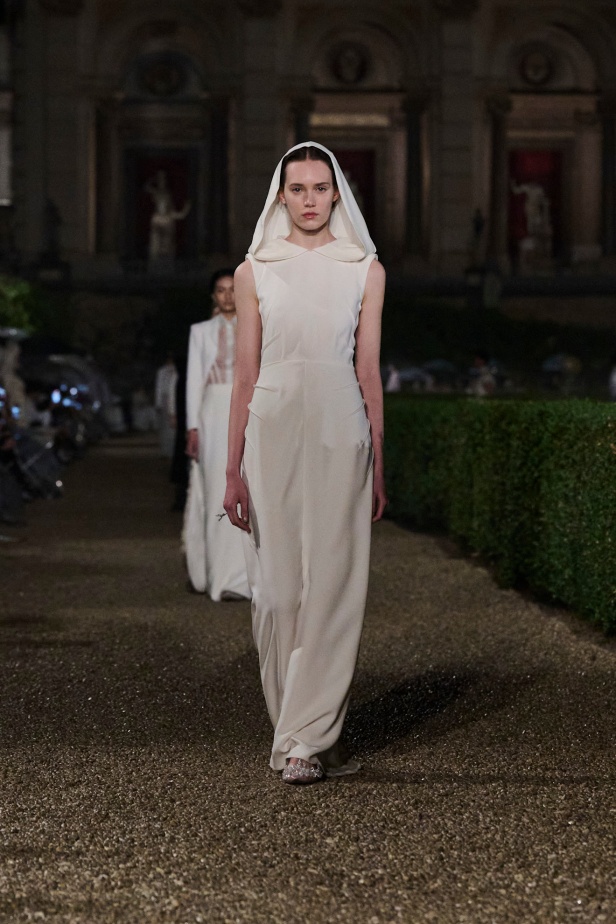 مجموعة Dior Cruise لعام 2026 تتخطى التوقعات.. تصاميم رومانسية مع بصمة الدار العريقة