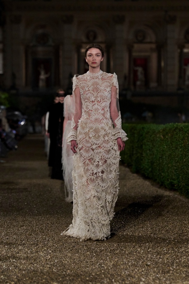 مجموعة Dior Cruise لعام 2026 تتخطى التوقعات.. تصاميم رومانسية مع بصمة الدار العريقة