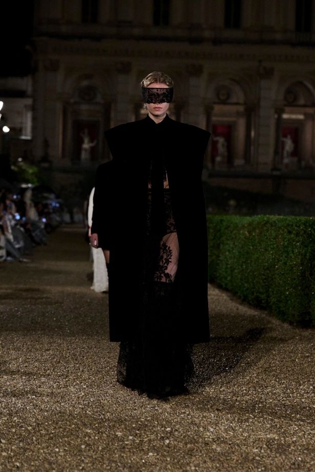 مجموعة Dior Cruise لعام 2026 تتخطى التوقعات.. تصاميم رومانسية مع بصمة الدار العريقة