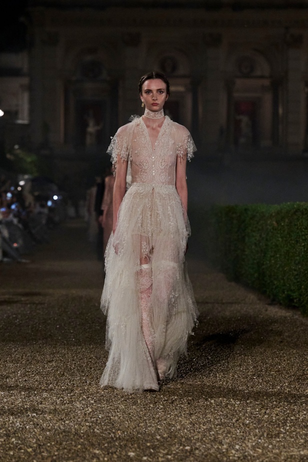 مجموعة Dior Cruise لعام 2026 تتخطى التوقعات.. تصاميم رومانسية مع بصمة الدار العريقة