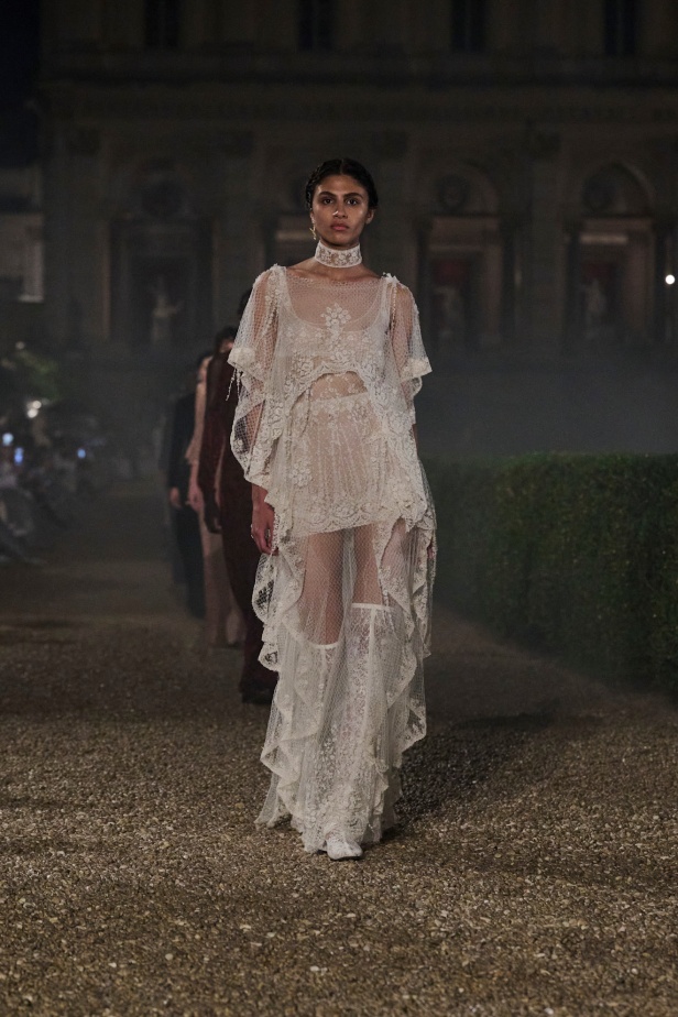 مجموعة Dior Cruise لعام 2026 تتخطى التوقعات.. تصاميم رومانسية مع بصمة الدار العريقة