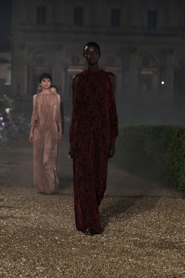 مجموعة Dior Cruise لعام 2026 تتخطى التوقعات.. تصاميم رومانسية مع بصمة الدار العريقة