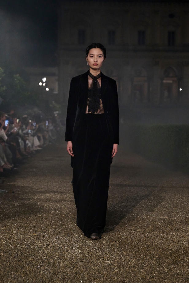 مجموعة Dior Cruise لعام 2026 تتخطى التوقعات.. تصاميم رومانسية مع بصمة الدار العريقة